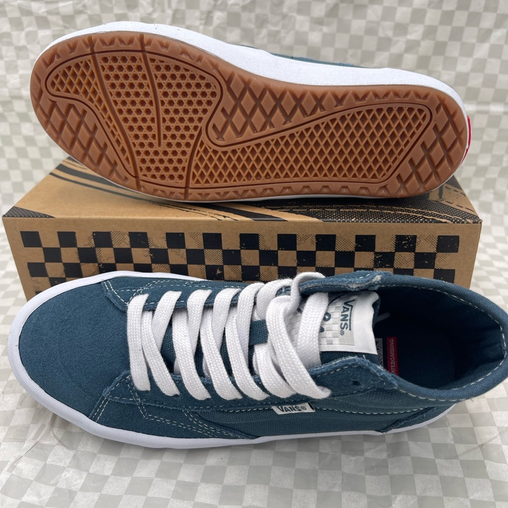 Vans Men’s The Lizzie
Teal Sneakers
VN0A4BX1TEA
High-Tops with White Accents - Picture 4 of 16